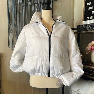 Wild Fable Sz M pure white puffer with black zipper. Elastic wrist/bottom jacket
